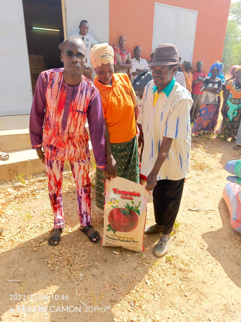 Les personnes déplacées internes dans la commune de Bissiga ont reçu des mains des autorités de ladite Commune des vivres composés essentiellement de maïs, du riz, des nattes et des couvertures.cela a été financé par le Budget Communal.